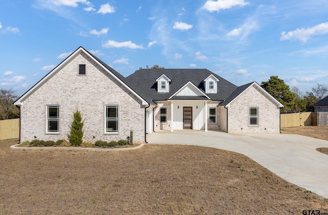 view of front of property featuring a front yard