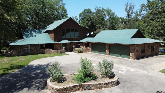 view of front facade featuring a garage