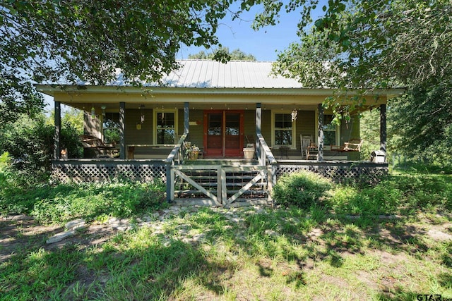 country-style home with a porch