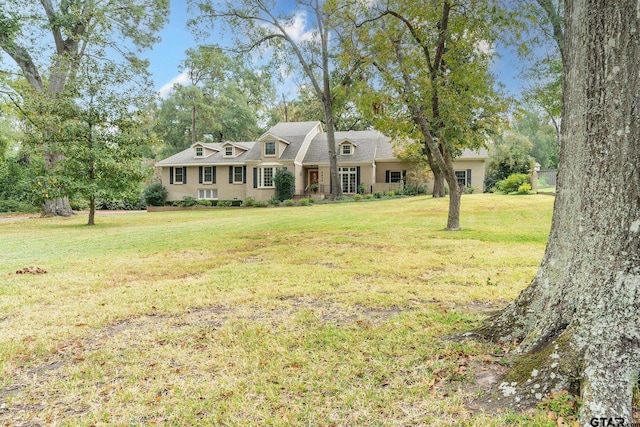 view of front of property with a front lawn