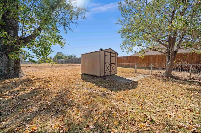 view of yard with a storage shed