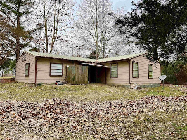 ranch-style home featuring a front lawn