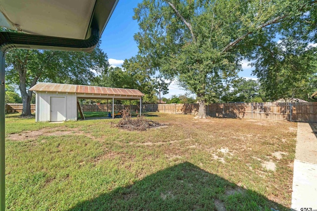 view of yard with a storage unit