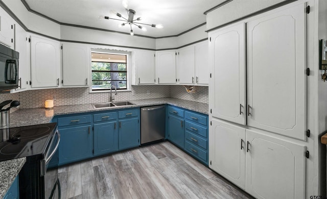 kitchen featuring light hardwood / wood-style floors, stainless steel appliances, blue cabinets, sink, and backsplash