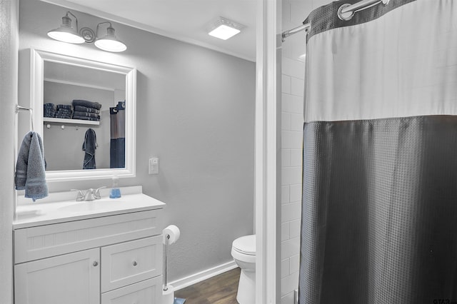 full bathroom featuring wood finished floors, toilet, a shower with shower curtain, and vanity
