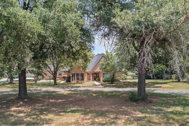 view of front of home featuring a front lawn