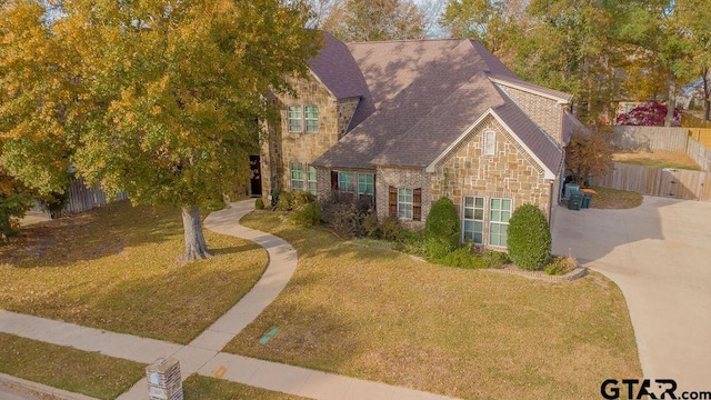 view of front of house featuring a front lawn