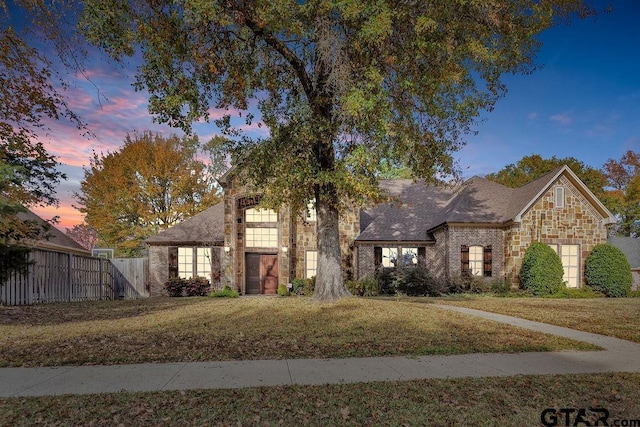 view of front facade featuring a yard