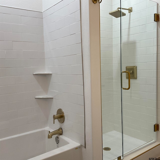 bathroom with tiled shower / bath combo