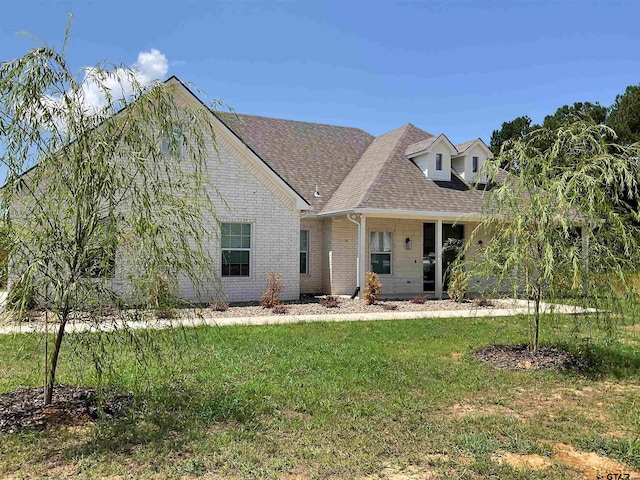 view of front of property featuring a front yard