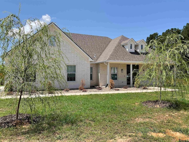 view of front of home with a front lawn