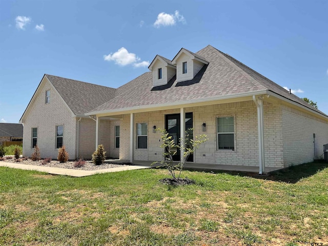 view of front of home featuring a front yard