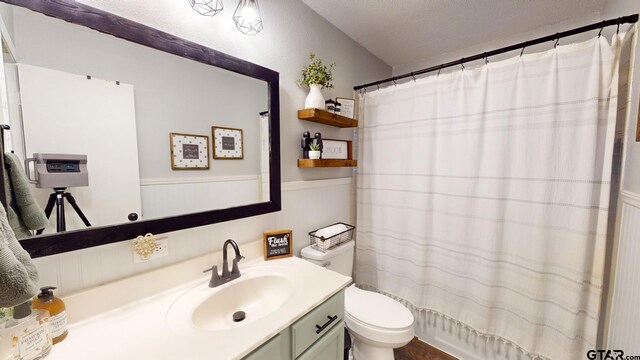 9497 Fm 804, Larue, TX 75770 - bathroom featuring toilet, vanity, and a shower with shower curtain