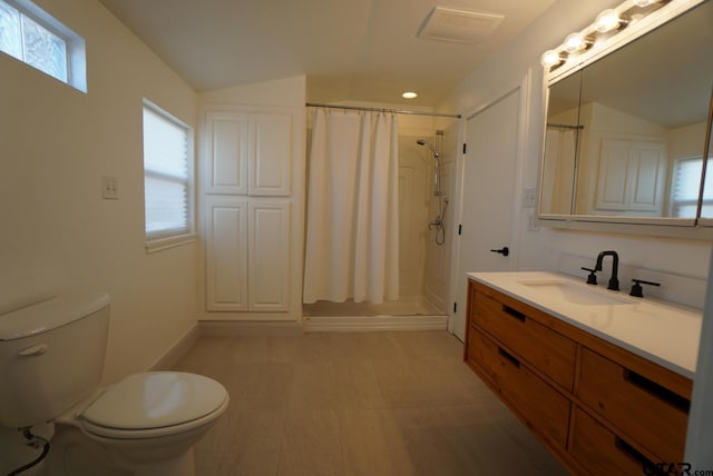 full bathroom featuring vanity, visible vents, lofted ceiling, curtained shower, and toilet