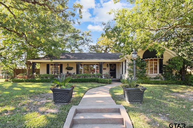 single story home with a front lawn