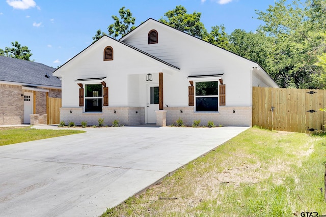 view of front of property featuring a front yard