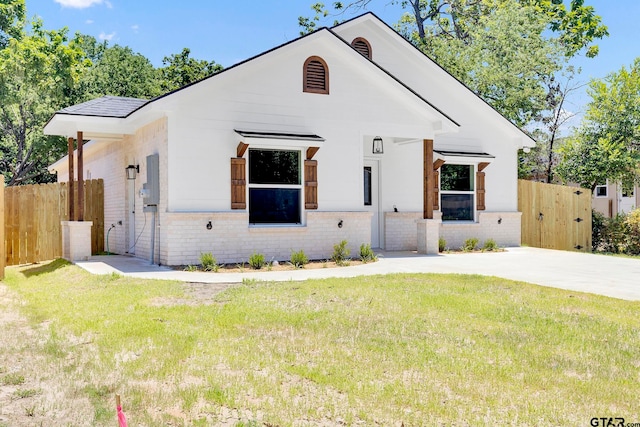 view of front of property featuring a front yard