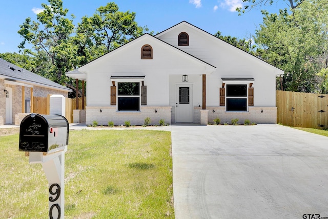 view of front of property featuring a front yard