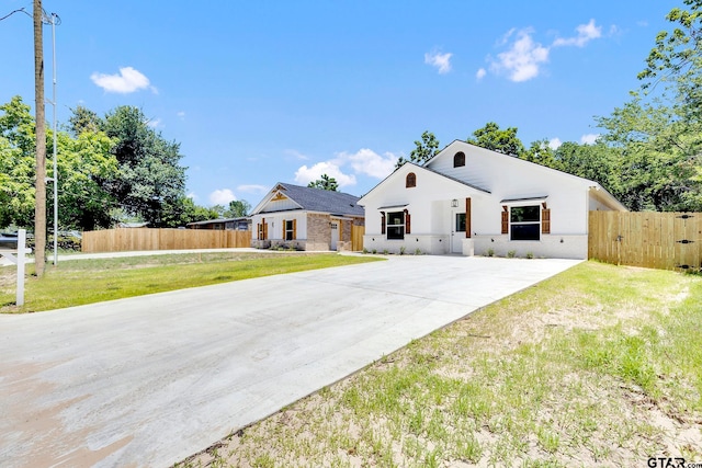 view of front of property with a front yard