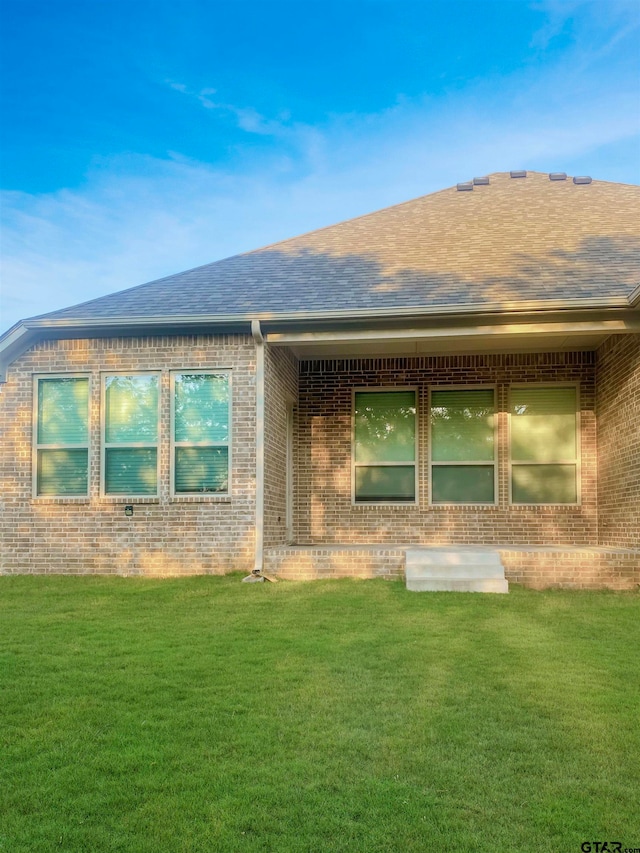 view of front facade with a front yard