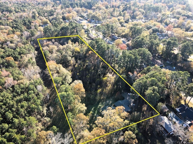 birds eye view of property featuring a forest view