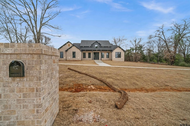 view of front of property featuring a front lawn