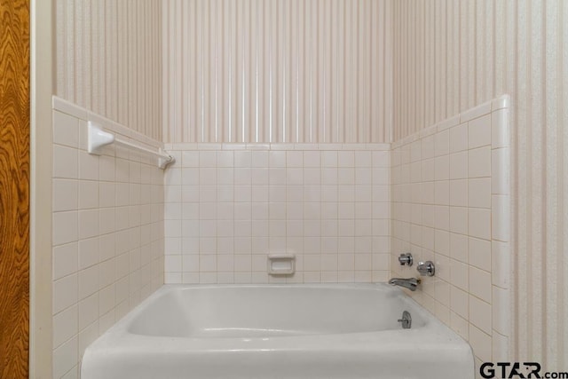 901 Dogwood St, Gilmer, TX 75644 - full bath with a tub