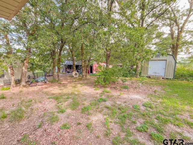 view of yard featuring a storage unit