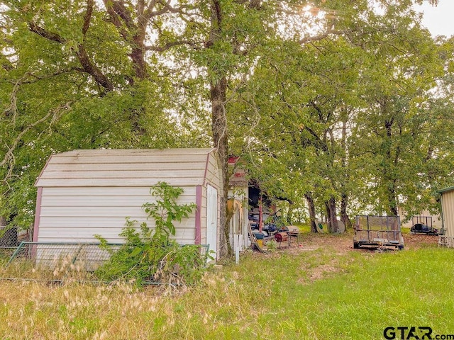 view of yard with an outdoor structure