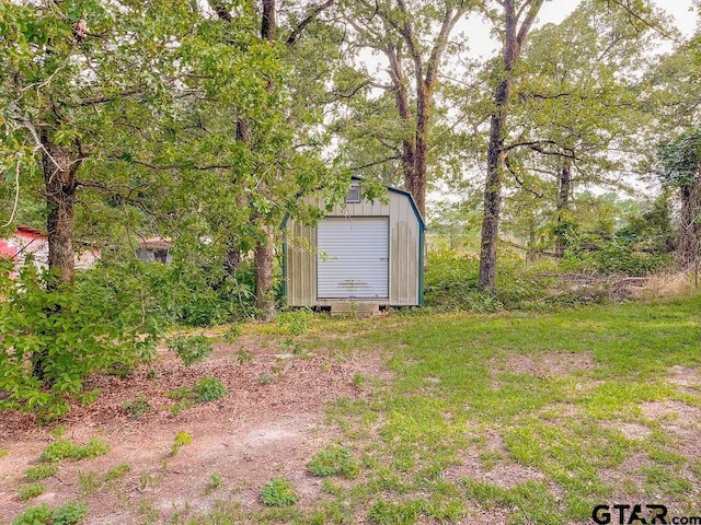 view of yard featuring a storage shed