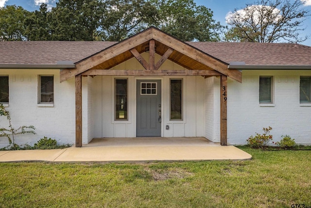 property entrance featuring a patio and a yard