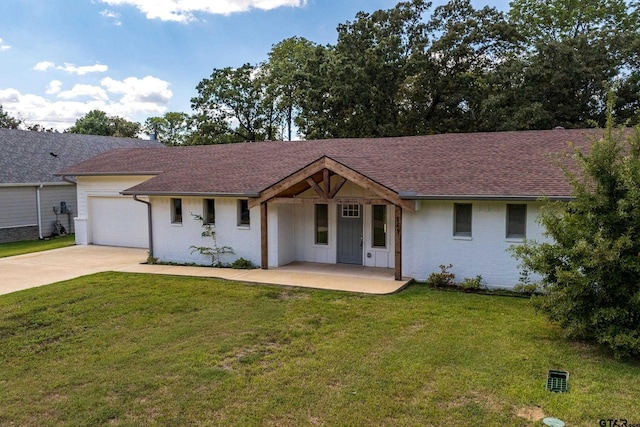 ranch-style house featuring a front lawn and a garage