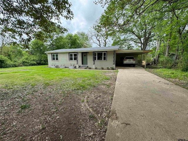 view of front facade featuring a front yard and a carport