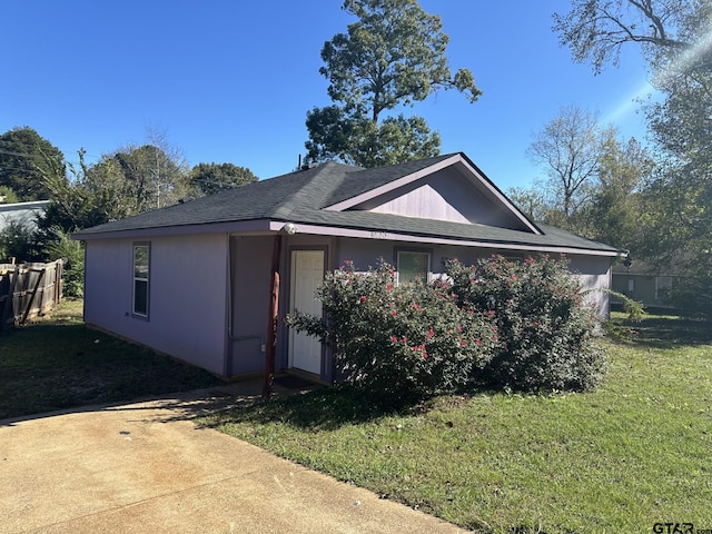 view of front of home with a front lawn