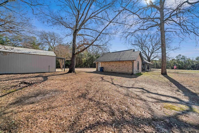 view of yard with an outbuilding