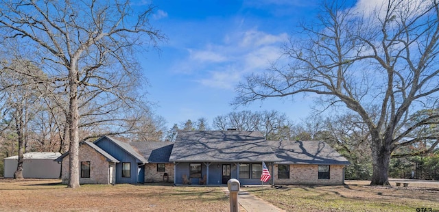 single story home with a front lawn