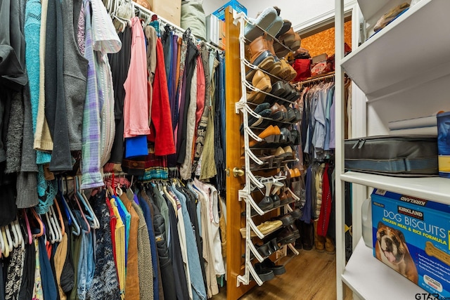 19132 Falls Creek Dr, Flint, TX 75762 - walk in closet featuring wood finished floors