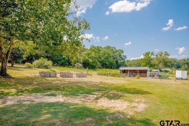 view of yard with an outdoor structure