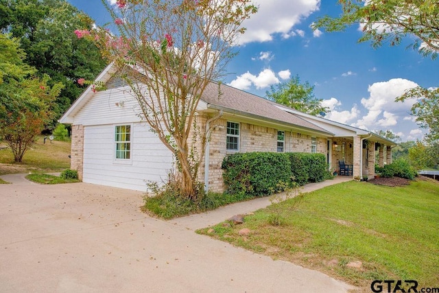 view of front of house with a front lawn