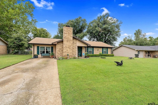 ranch-style house featuring a front yard