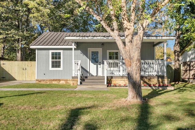 view of front facade with a porch and a front lawn