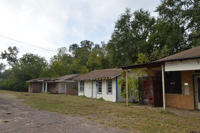 single story home with a front yard