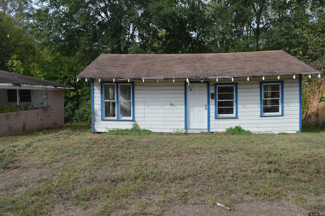 view of front of home with a front lawn