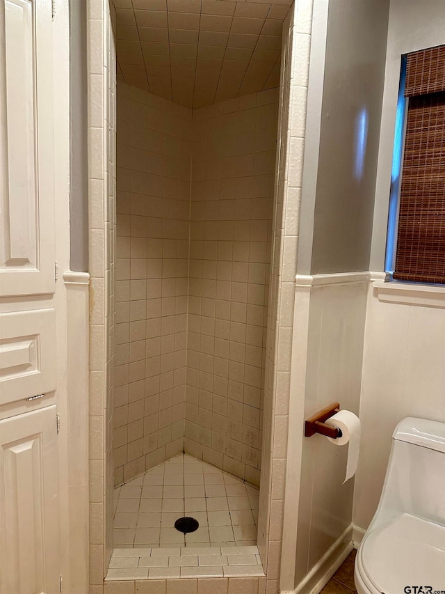 bathroom featuring toilet and tiled shower