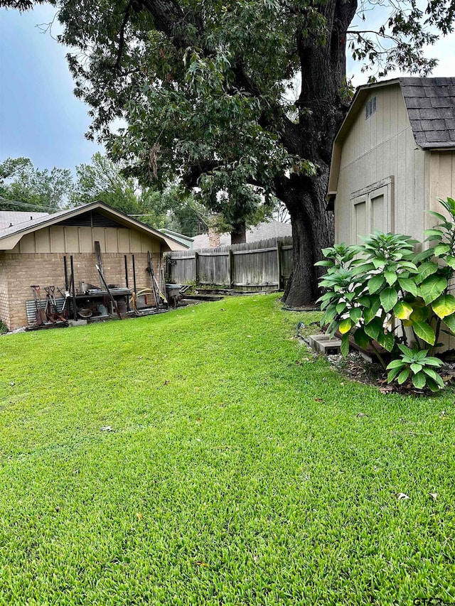 view of yard featuring a storage unit