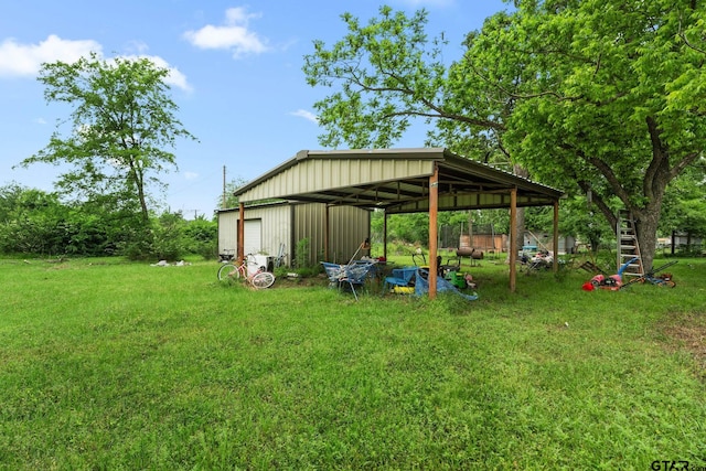 view of yard featuring an outdoor structure and a garage