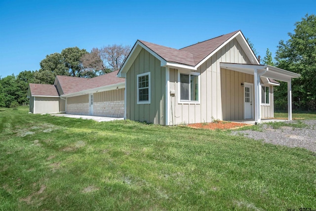 view of side of property featuring a lawn