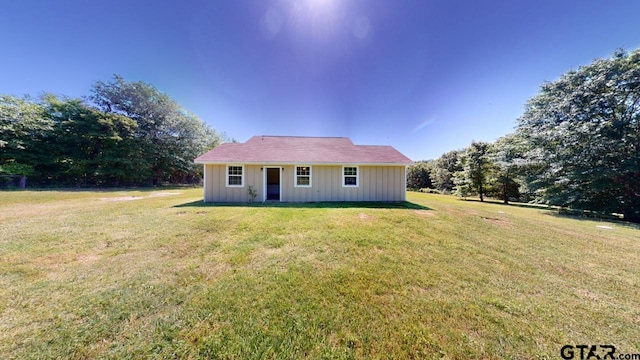 view of front of house featuring a front lawn