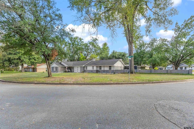 single story home with a front lawn