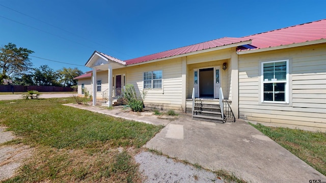 view of front facade with a front yard